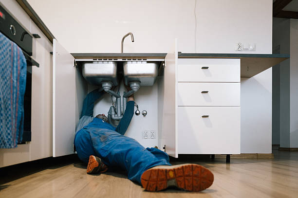 Professional Emergency Plumber technician working in Suburb Maryland Fac, MD